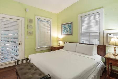 Curry House - Pool, King Bed & Balcony! Room 7 Key West Exteriör bild